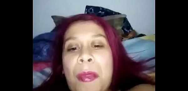  Perra puta gorda chupando sus tetas